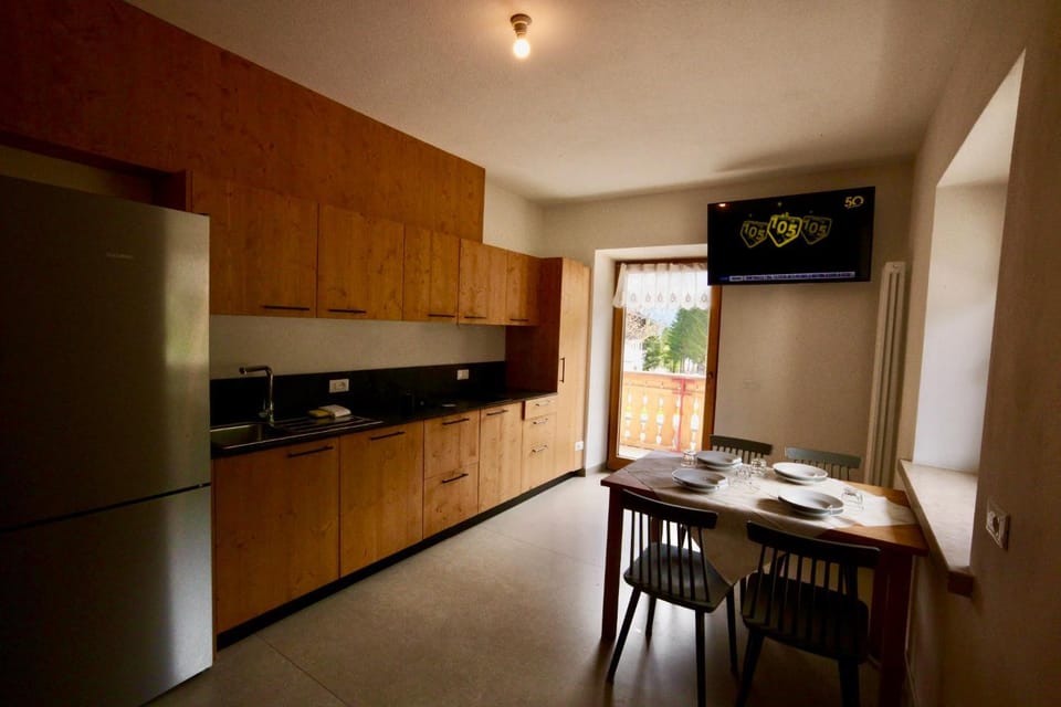 TV and multimedia, Kitchen or kitchenette, Dining area, stove