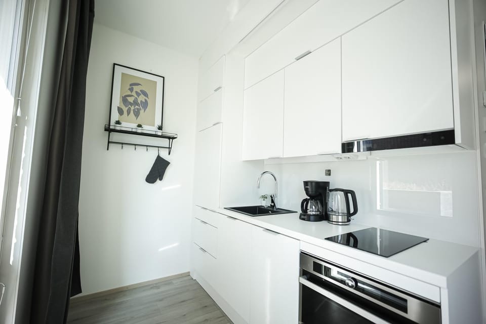 Coffee/tea facilities, Kitchen or kitchenette, stove