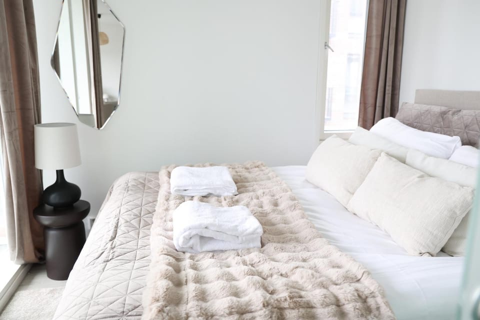 Bed, towels