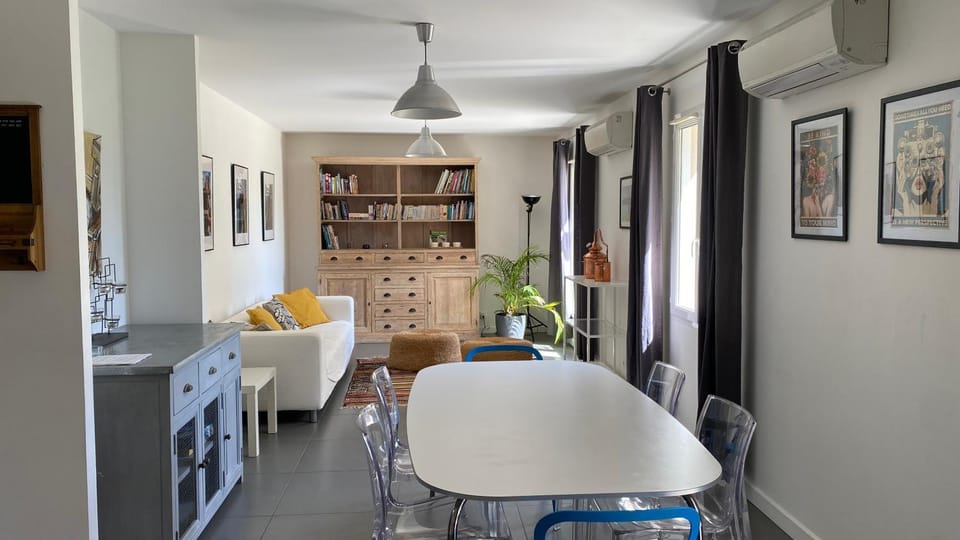 Living room, Seating area, Dining area
