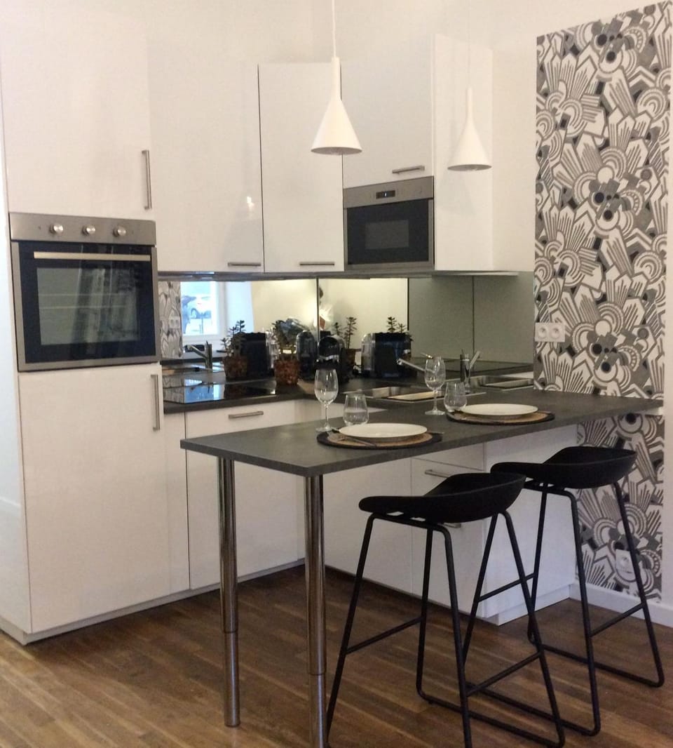 Kitchen or kitchenette, Dining area