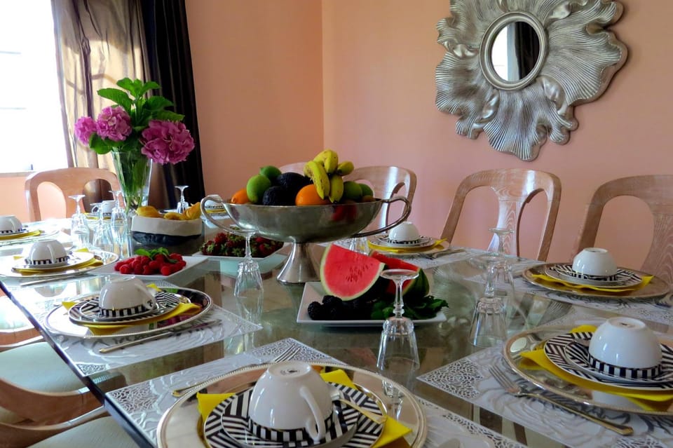 Food and drinks, Dining area, Food, Breakfast, Continental breakfast