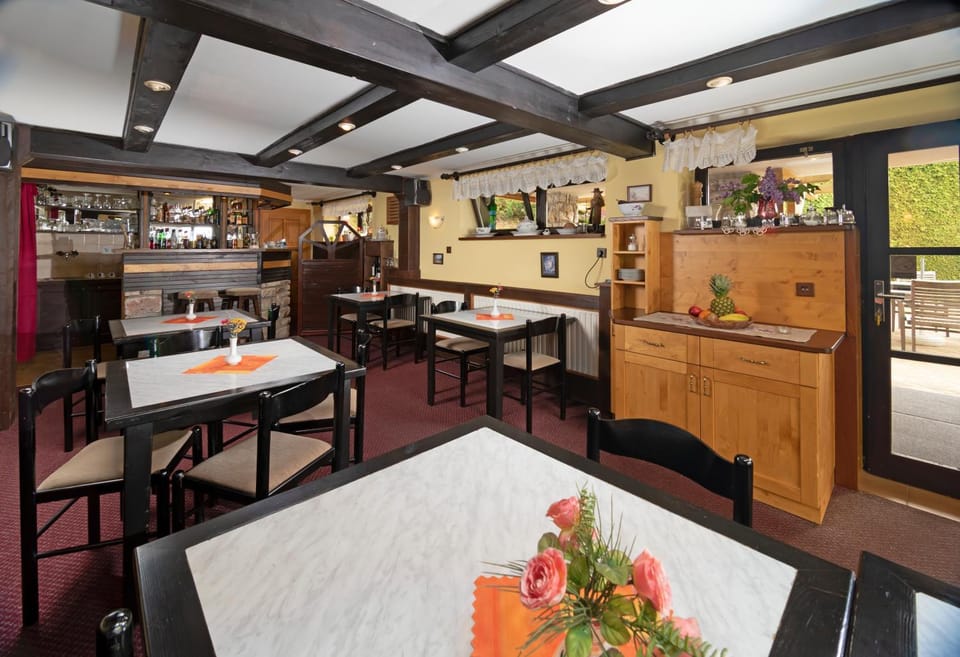 Restaurant/places to eat, Lounge or bar, Dinner