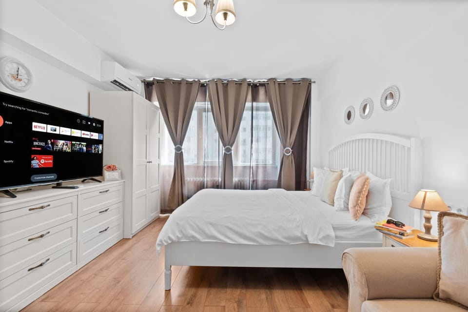 Bed, TV and multimedia, Bedroom