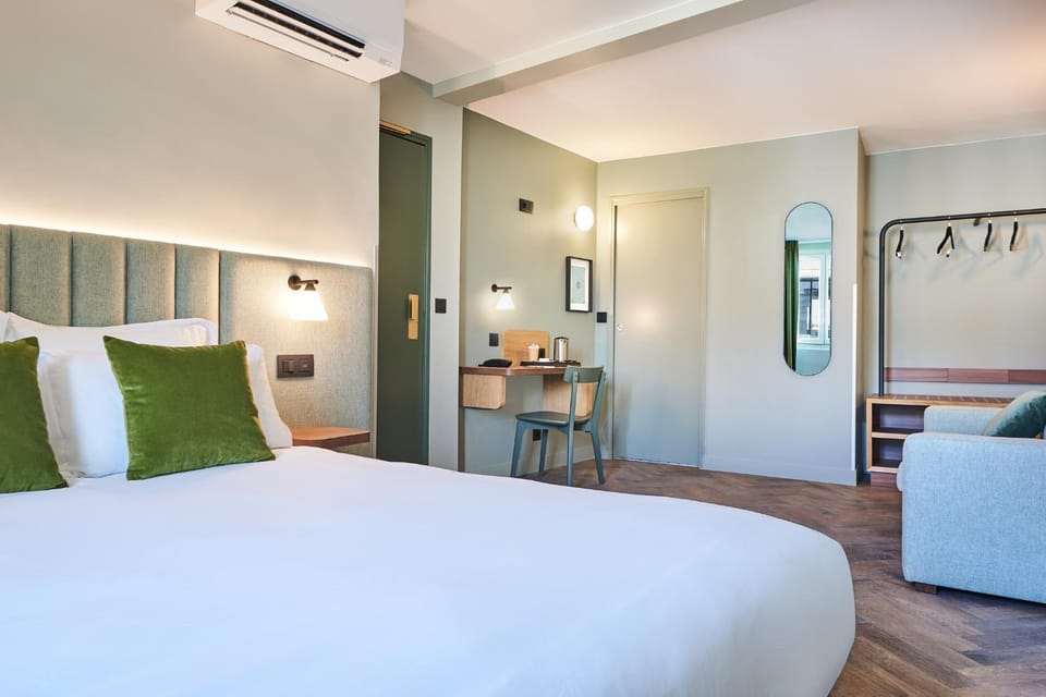 Bed, Photo of the whole room, Bedroom