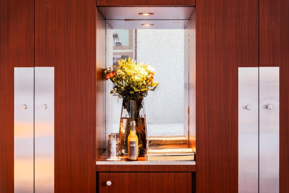 Coffee/tea facilities, minibar, wardrobe