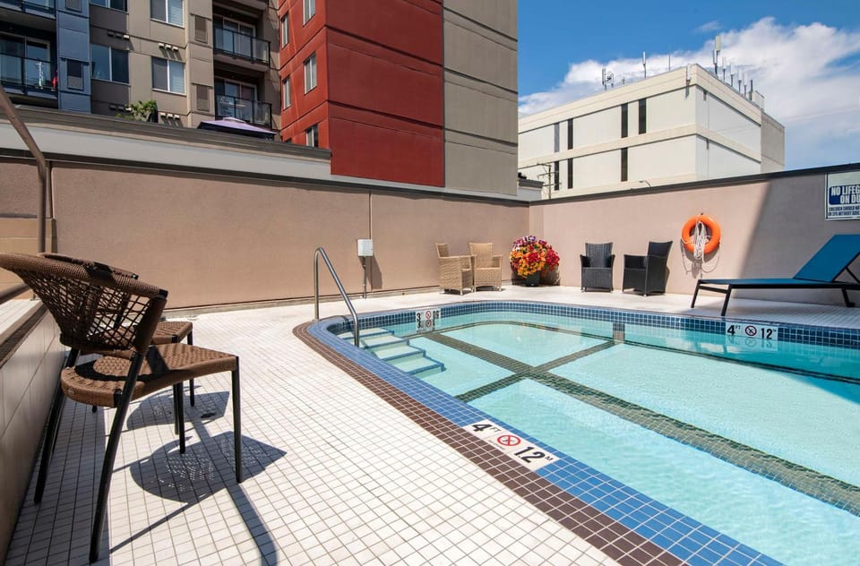 Pool view, Swimming pool, sunbed