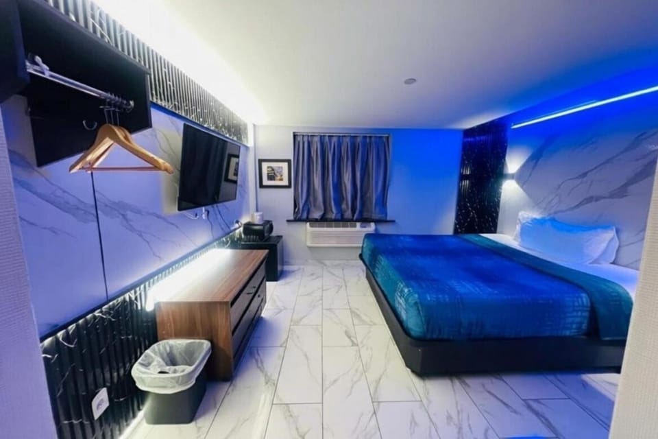 Bed, TV and multimedia, Bedroom