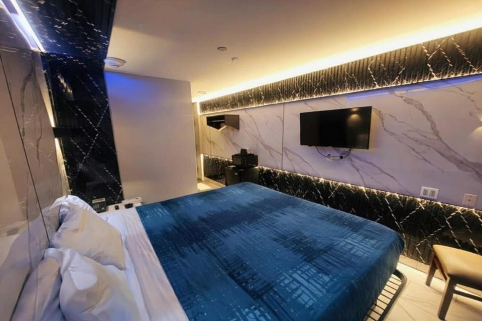 Bed, TV and multimedia, Bedroom, microwave
