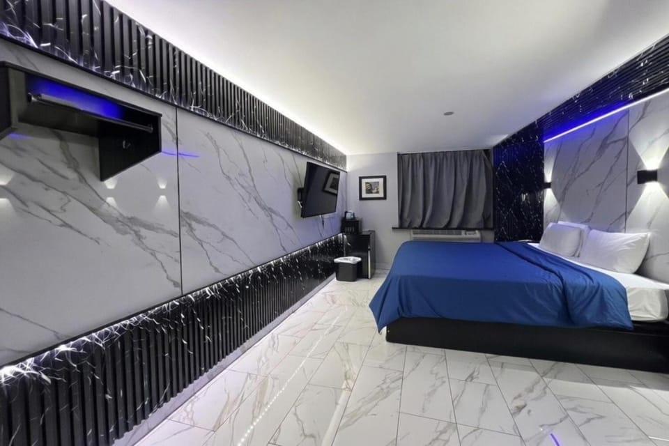 Bed, TV and multimedia, Bedroom, microwave