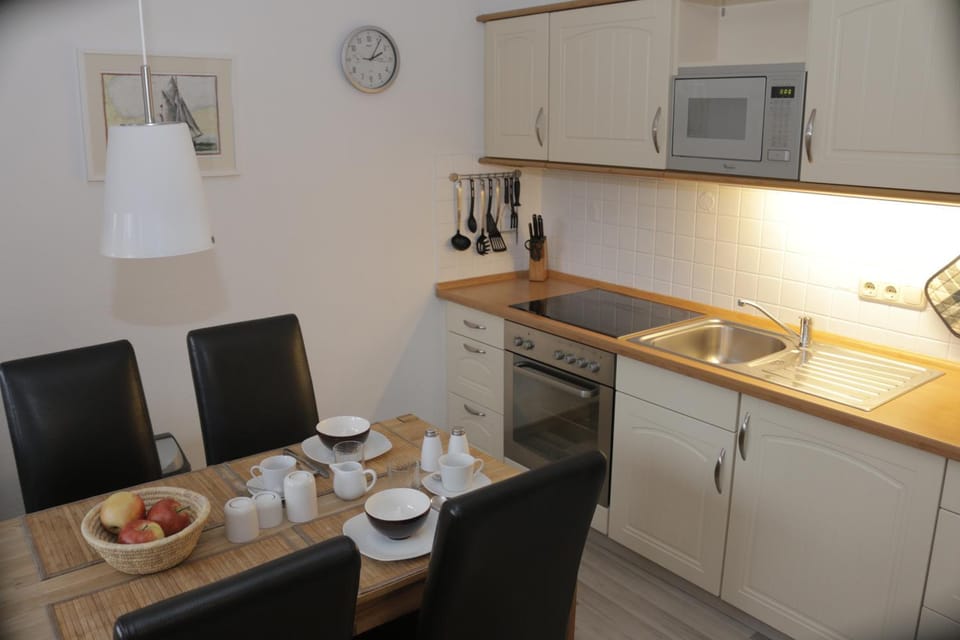 Coffee/tea facilities, Kitchen or kitchenette, Dining area