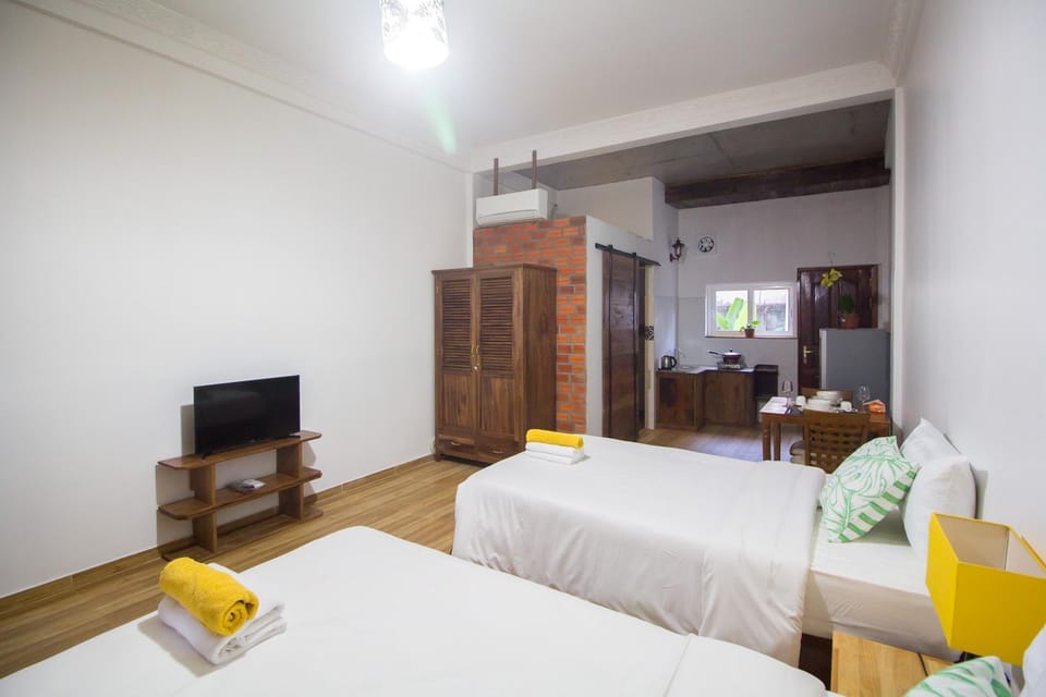 Photo of the whole room, Dining area, Bedroom