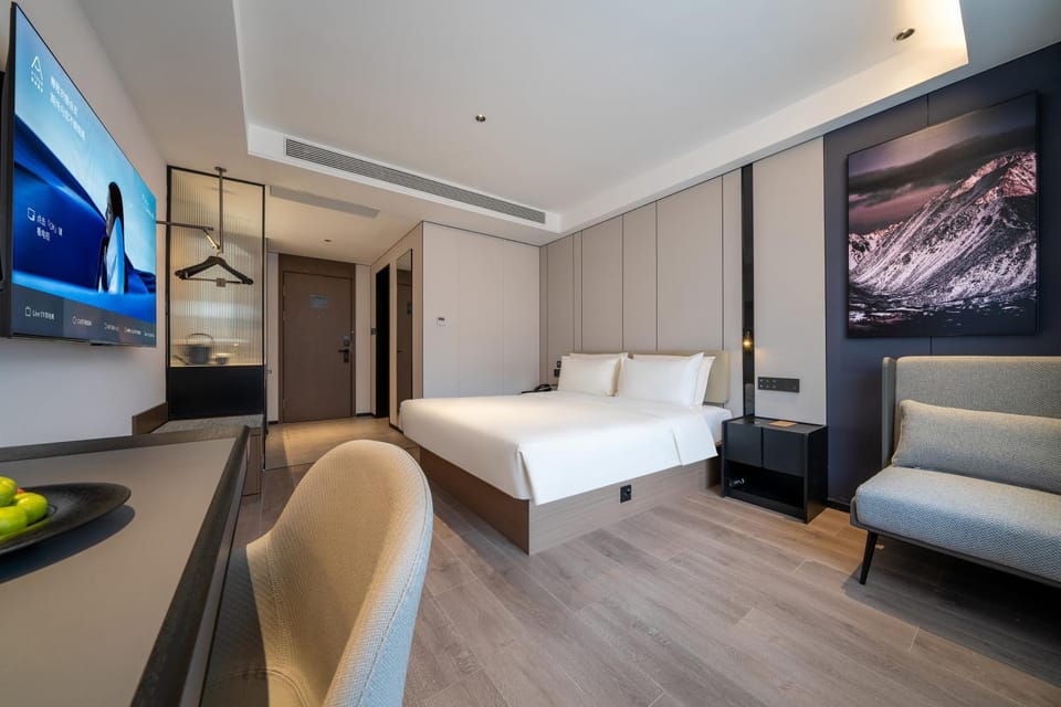 Bed, Photo of the whole room, Seating area, Bedroom