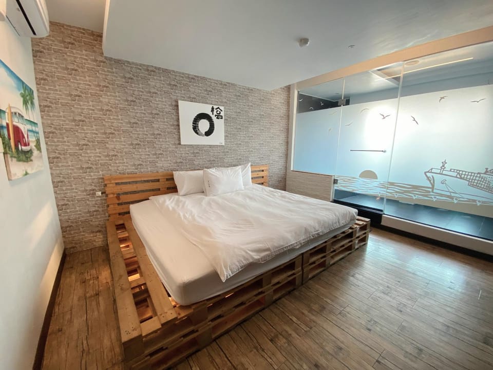 Bed, Day, Photo of the whole room, Decorative detail, Bedroom