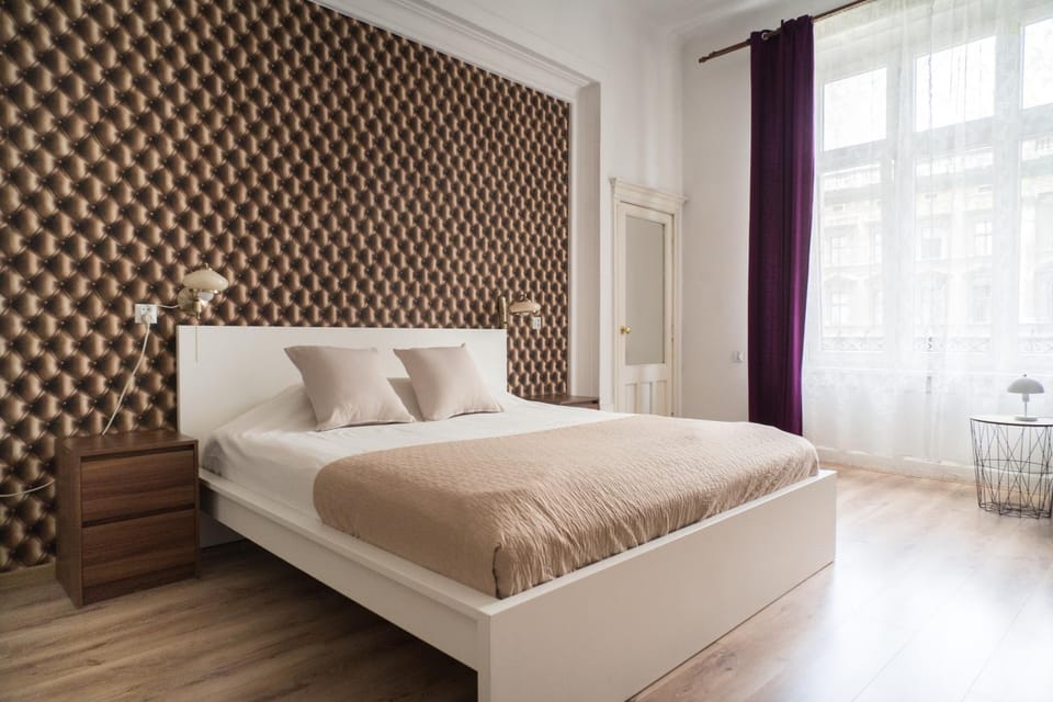 Bed, Photo of the whole room, Decorative detail, Seating area, Bedroom