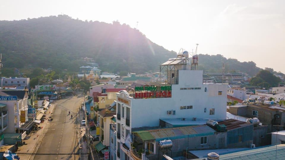 Property building, Neighbourhood, Bird's eye view, Mountain view, Street view