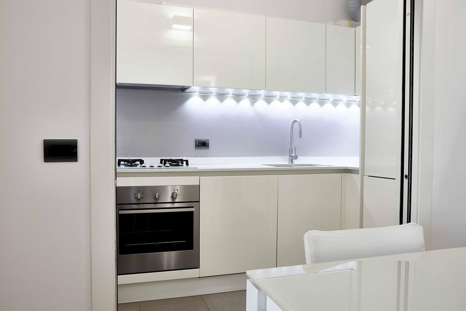 Kitchen or kitchenette, minibar, oven, stove
