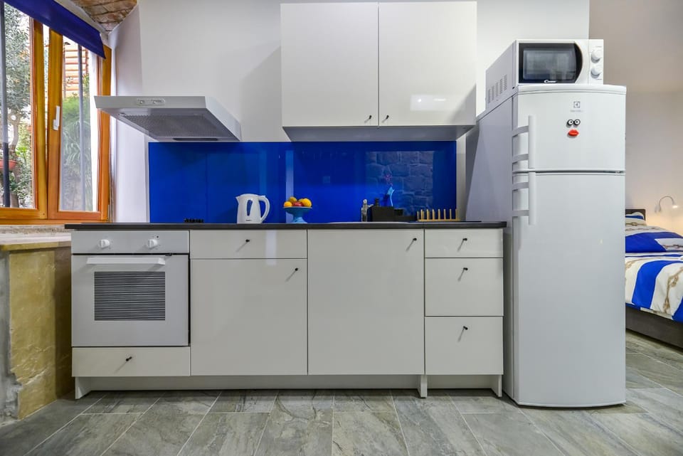 Kitchen or kitchenette, Communal kitchen