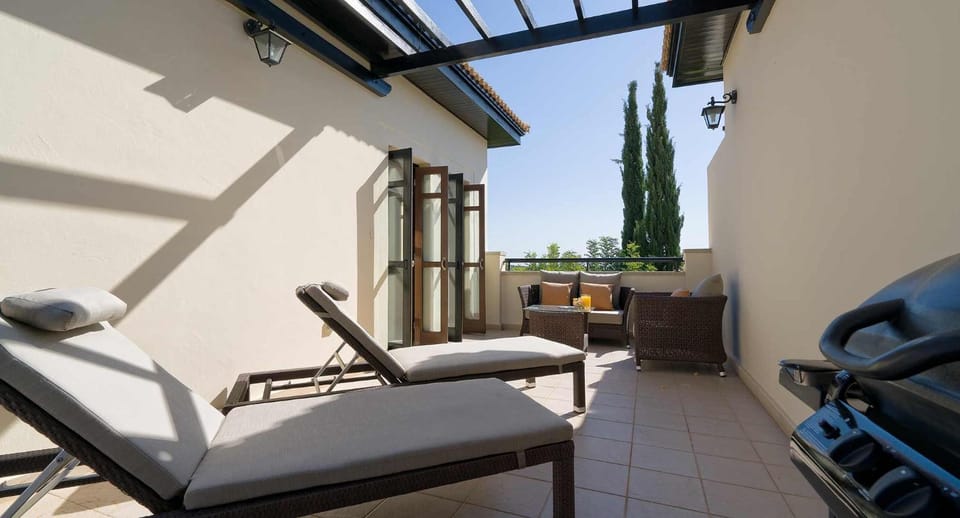 Property building, BBQ facilities, Balcony/Terrace, Dining area