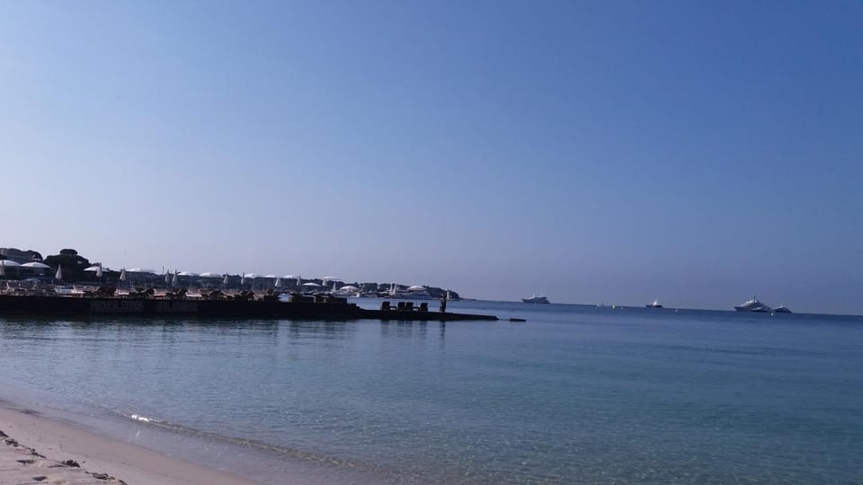 STUDIO 3mn A PIED DE LA PLAGE AVEC TERRASSE Apartment in Antibes