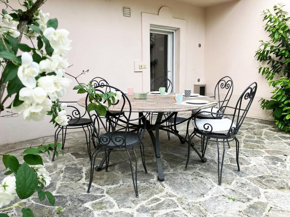 Patio, Day, Garden