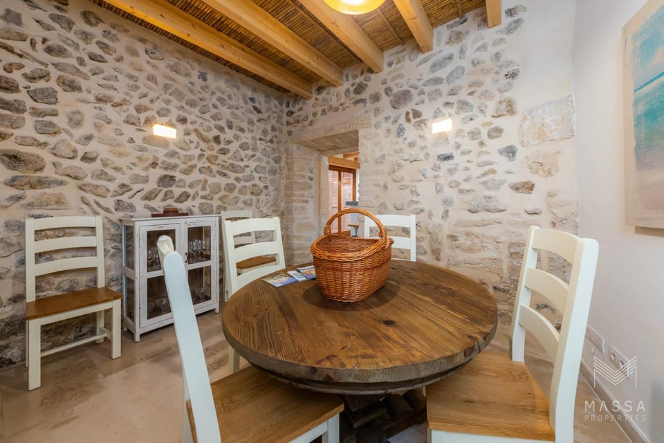Dining area, heating, air conditioner