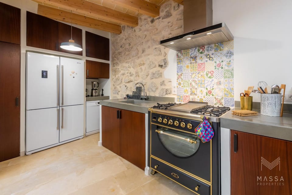 Coffee/tea facilities, Inner courtyard view, dishwasher, microwave, oven, storage, toaster, wardrobe, kitchen