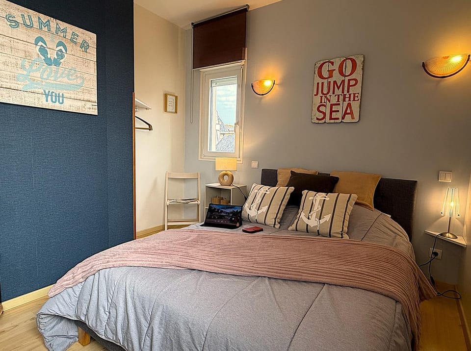 Photo of the whole room, Bedroom