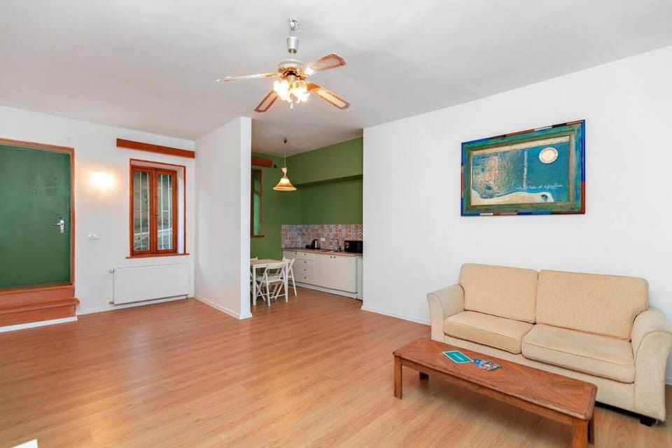 Cozy 2BR Apt in Sololaki Tbilisi - By Wehost Apartment in Tbilisi, Georgia