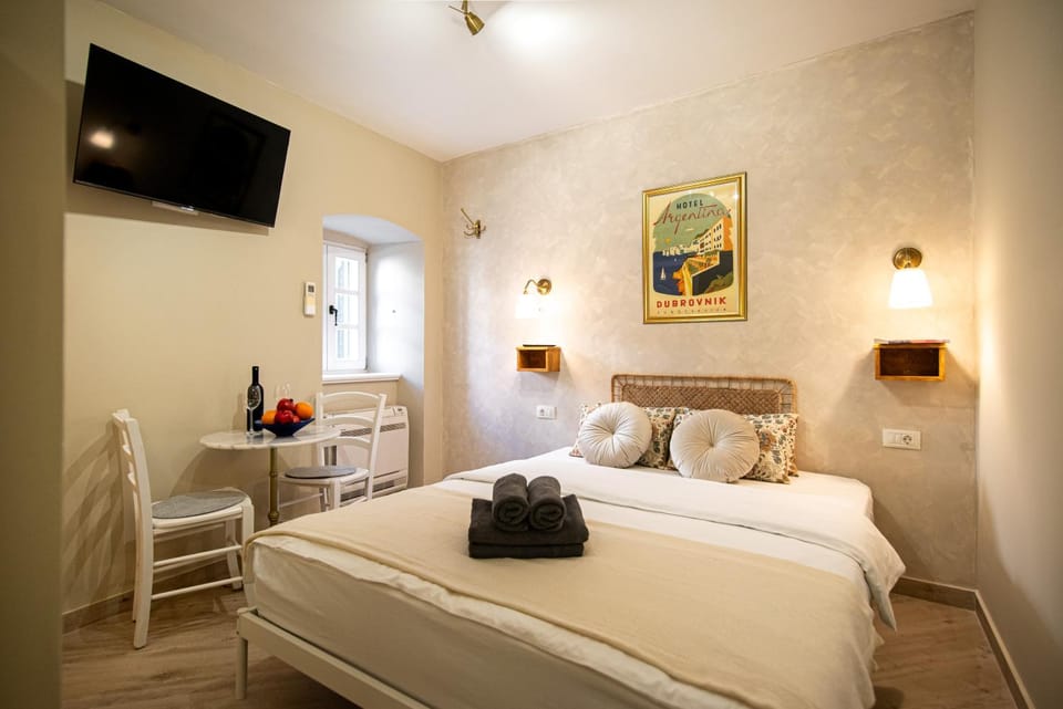 Bed, Seating area