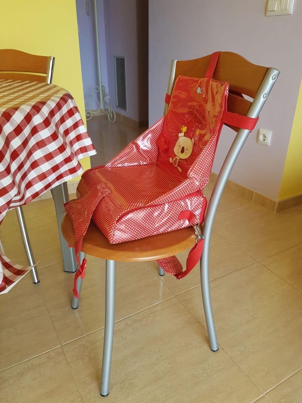 Living room, Food, Area and facilities, children, young children