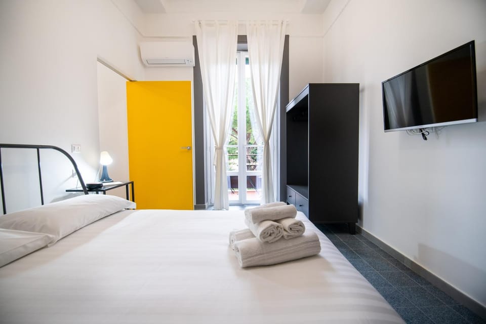 Bed, TV and multimedia, Photo of the whole room, Bedroom