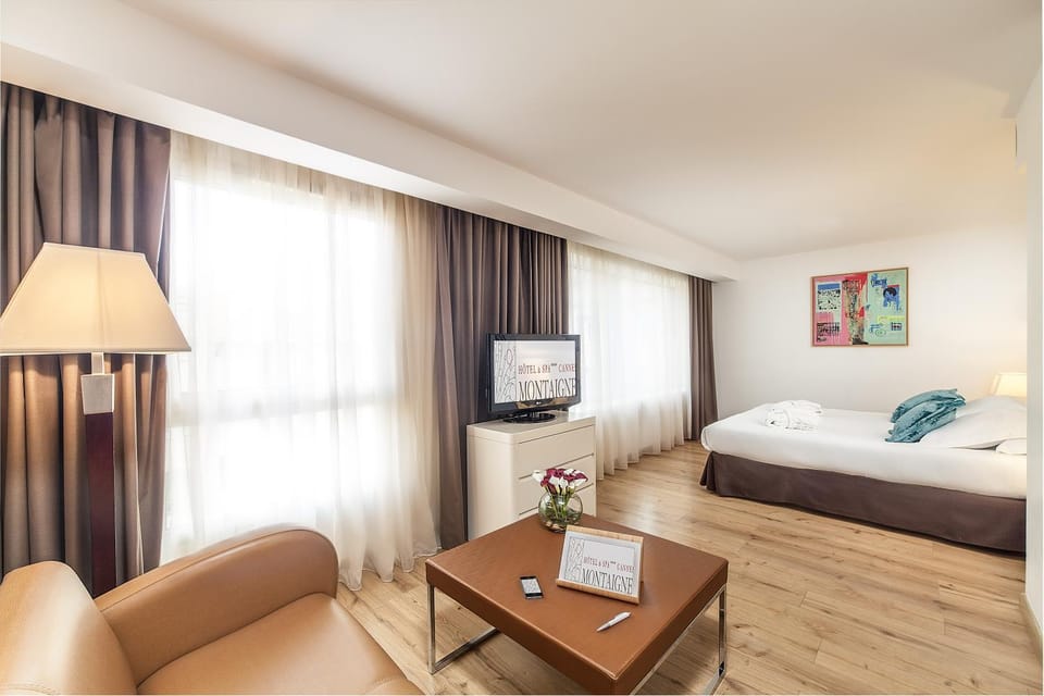 Bed, TV and multimedia, Living room, Photo of the whole room, Seating area, Bedroom