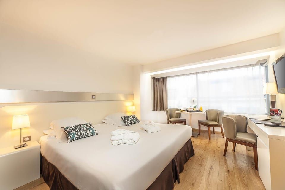 Bed, TV and multimedia, Living room, Photo of the whole room, Decorative detail, Seating area, Bedroom