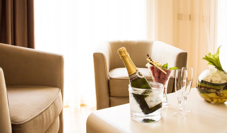 Food and drinks, Seating area, Drinks, Alcoholic drinks
