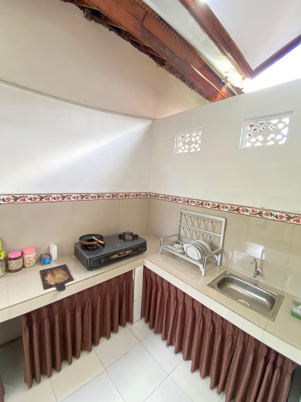 Kitchen or kitchenette, stove, kitchen, kitchen
