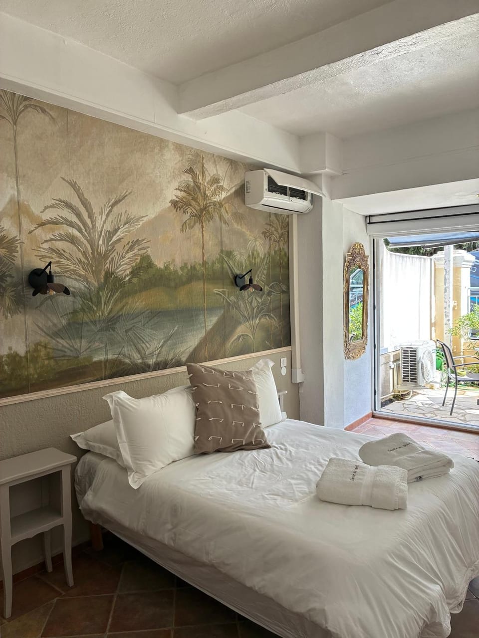 Bed, Photo of the whole room, towels, air conditioner
