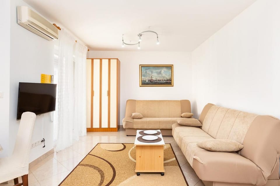 TV and multimedia, Living room, Seating area, air conditioner