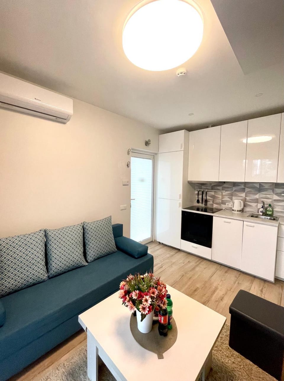Kitchen or kitchenette, Living room, Seating area