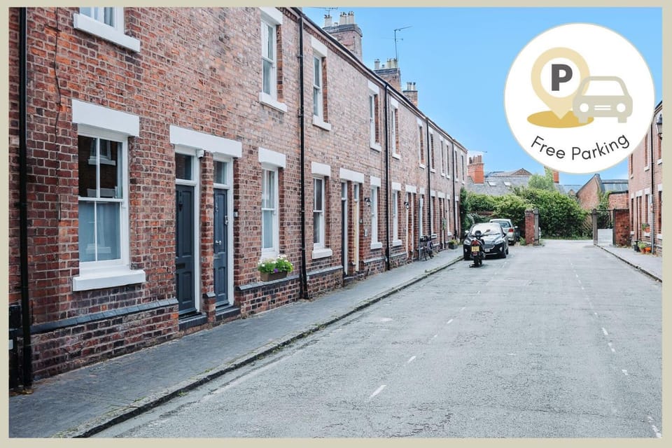 Property building, Neighbourhood, Street view, Location, Quiet street view, Parking