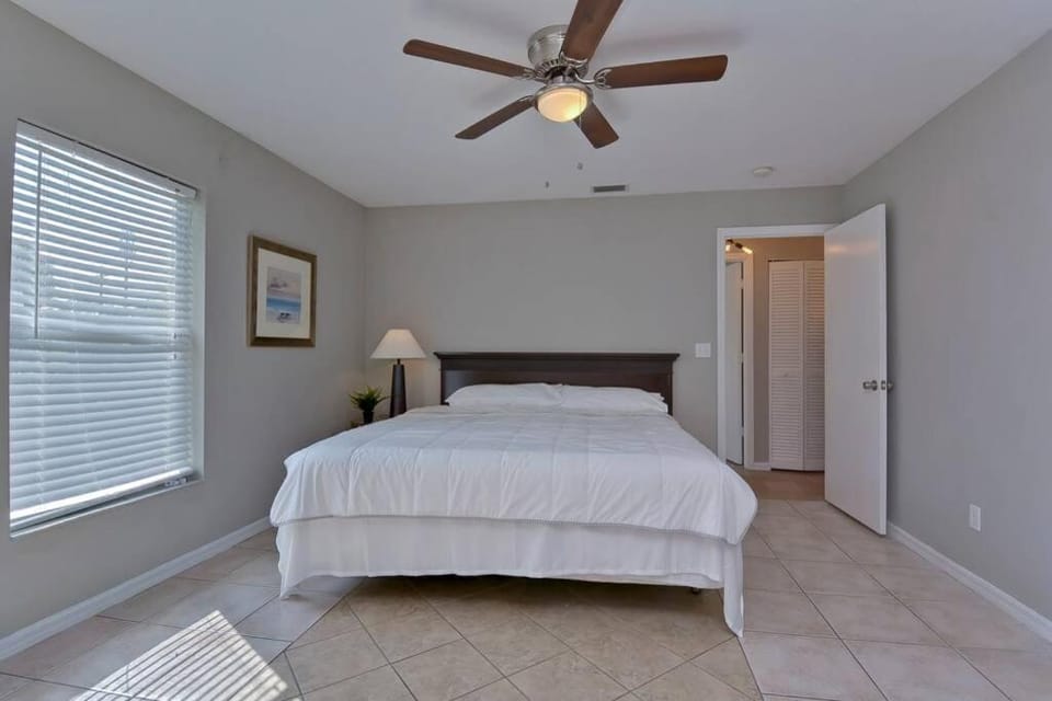Bed, Photo of the whole room, Bedroom, fireplace