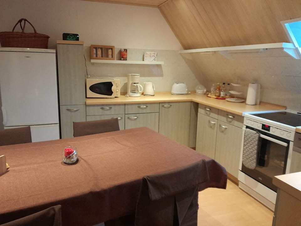 Coffee/tea facilities, Kitchen or kitchenette, Dining area, stove