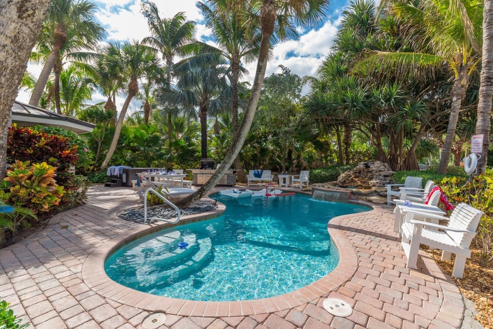 Patio, BBQ facilities, Hot Tub, Seating area, Dining area, Pool view, Swimming pool