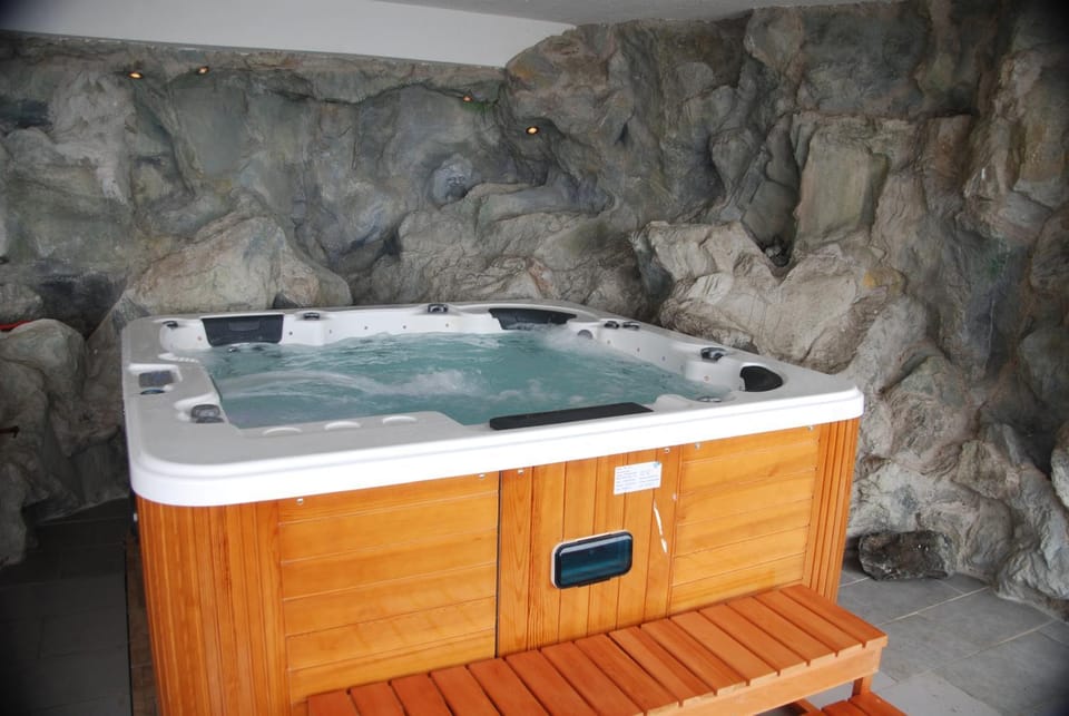 Hot Tub, Swimming pool