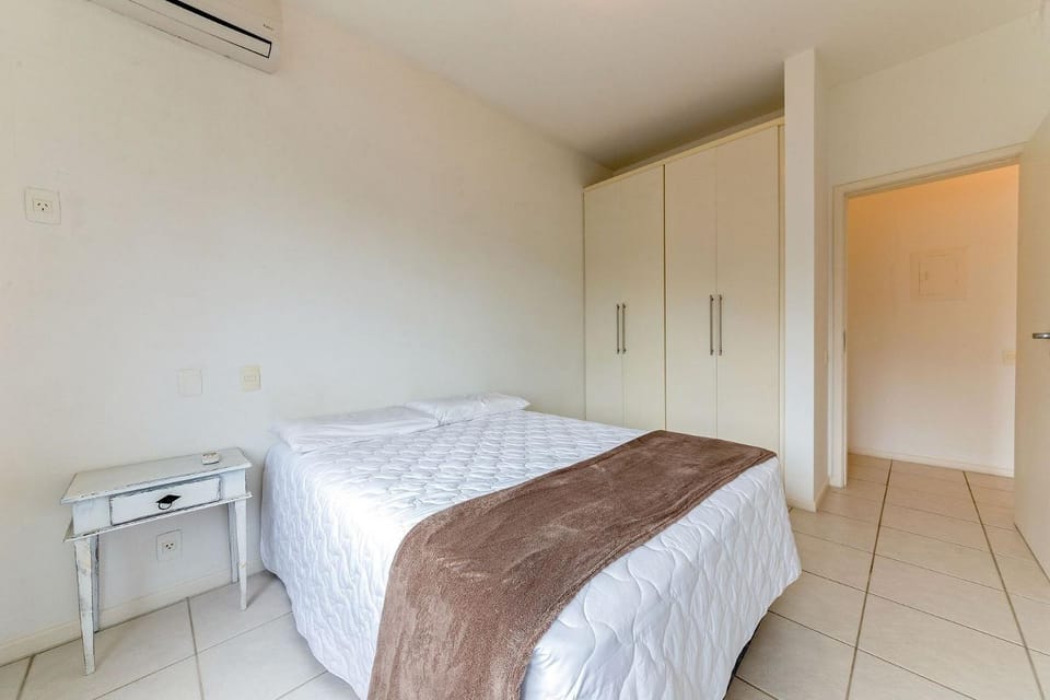 Bed, Bedroom, microwave, air conditioner