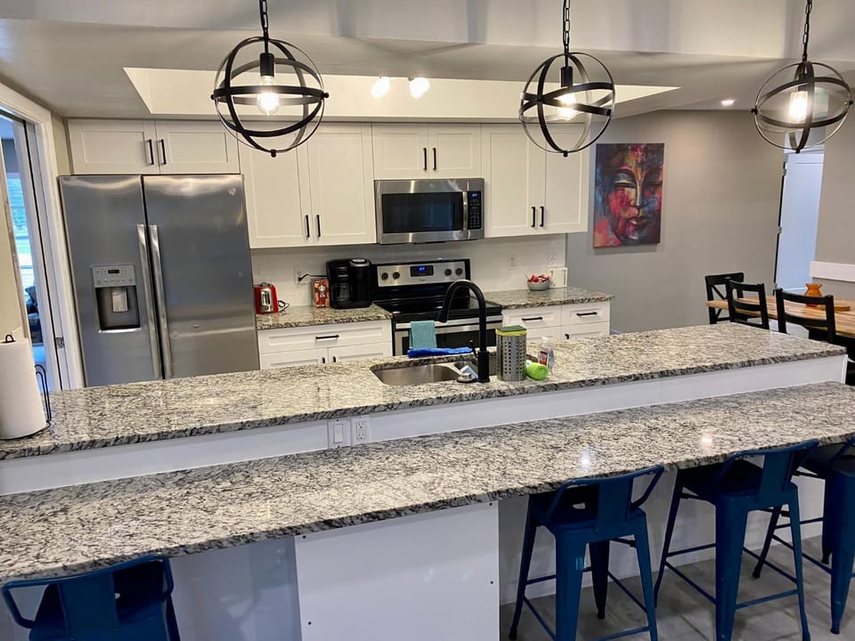 Kitchen or kitchenette, Dining area, dishwasher, minibar, pet friendly, stove