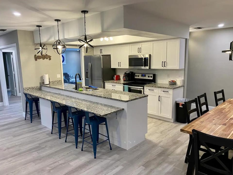 Kitchen or kitchenette, Dining area, dishwasher, minibar, pet friendly, stove, toaster
