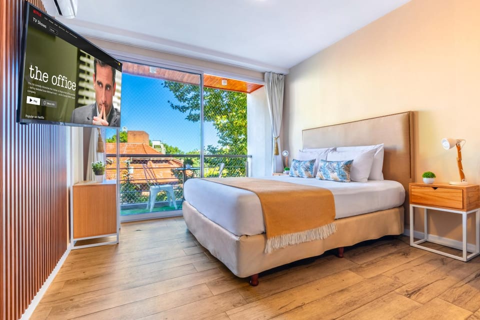 Bed, TV and multimedia, View (from property/room), Balcony/Terrace, Bedroom