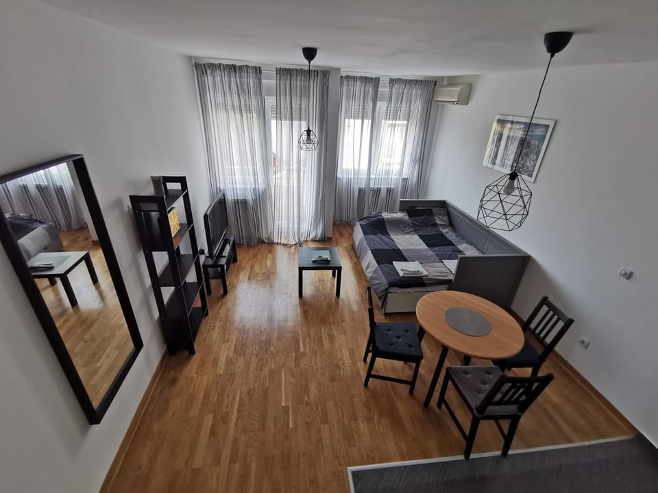 Charlie Aviv Park Apartment in Belgrade