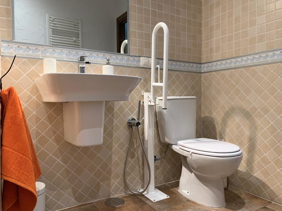 Shower, Toilet, Bathroom, bidet, towels